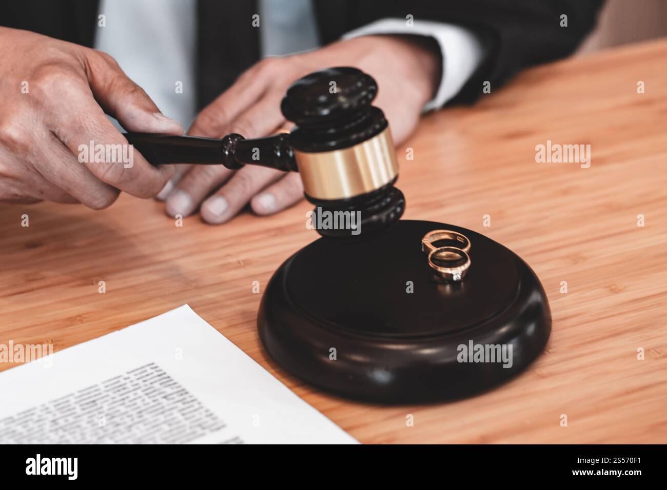 Richter gavel Entscheidung über Ehe Scheidung Unterzeichnung Papiere. Anwalt Konzept Stockfoto