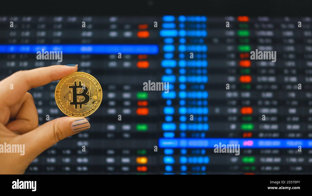 Kryptowährungssymbol Bitcoin. Gold digitale Währung Geld, das in virtuelle Anlagen investiert. Hand Hold Golden Bitcoin Investment Market Trend Financial Stockfoto