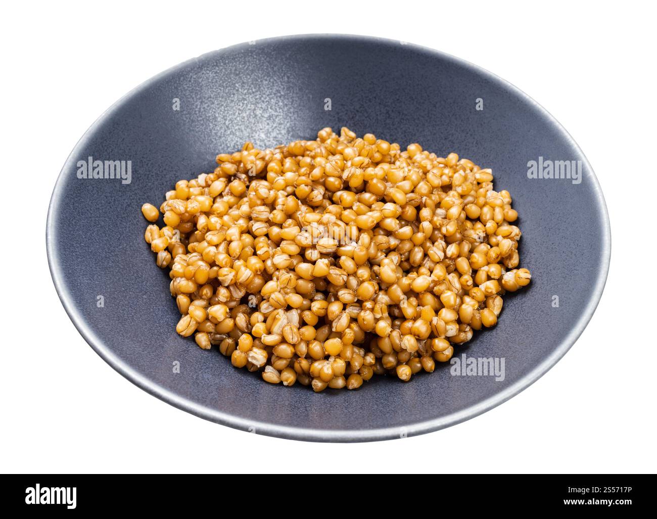 Gekochter Haferbrei aus Vollkornweizen in einer grauen Schüssel isoliert auf Weißer Hintergrund Stockfoto