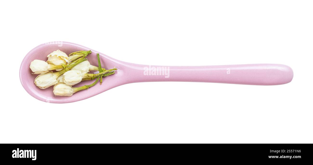 Draufsicht auf getrocknete Jasminblüten in Keramiklöffel isoliert Auf weißem Hintergrund Stockfoto