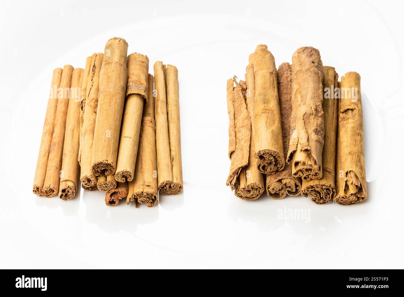 Zwei Arten ceylon-Zimt - Alba Premium und Continental Auf weißem Teller Stockfoto