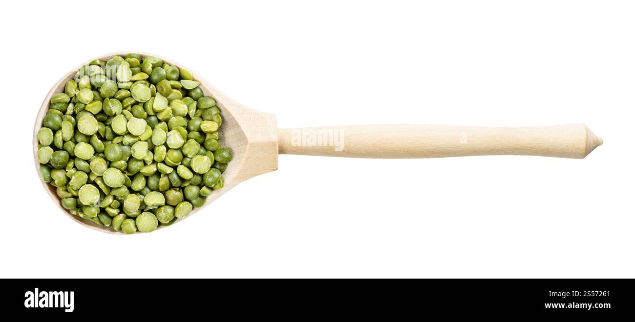 Draufsicht auf Holzlöffel mit grünen Erbsen isoliert Auf weißem Hintergrund Stockfoto