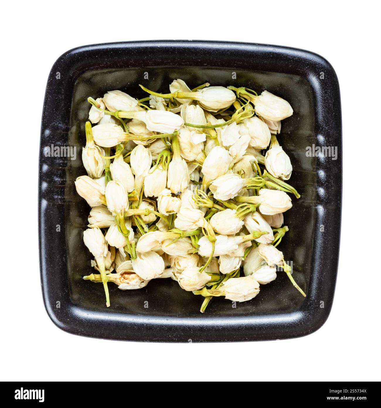 Draufsicht auf getrocknete Jasminblüten in schwarzer Schale isoliert Auf weißem Hintergrund Stockfoto