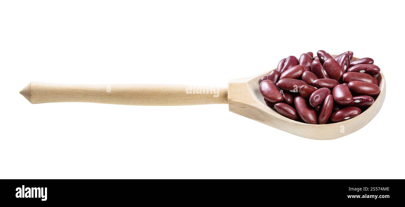 Holzlöffel mit roten Kidney-Bohnen isoliert auf weißem Hintergrund Stockfoto