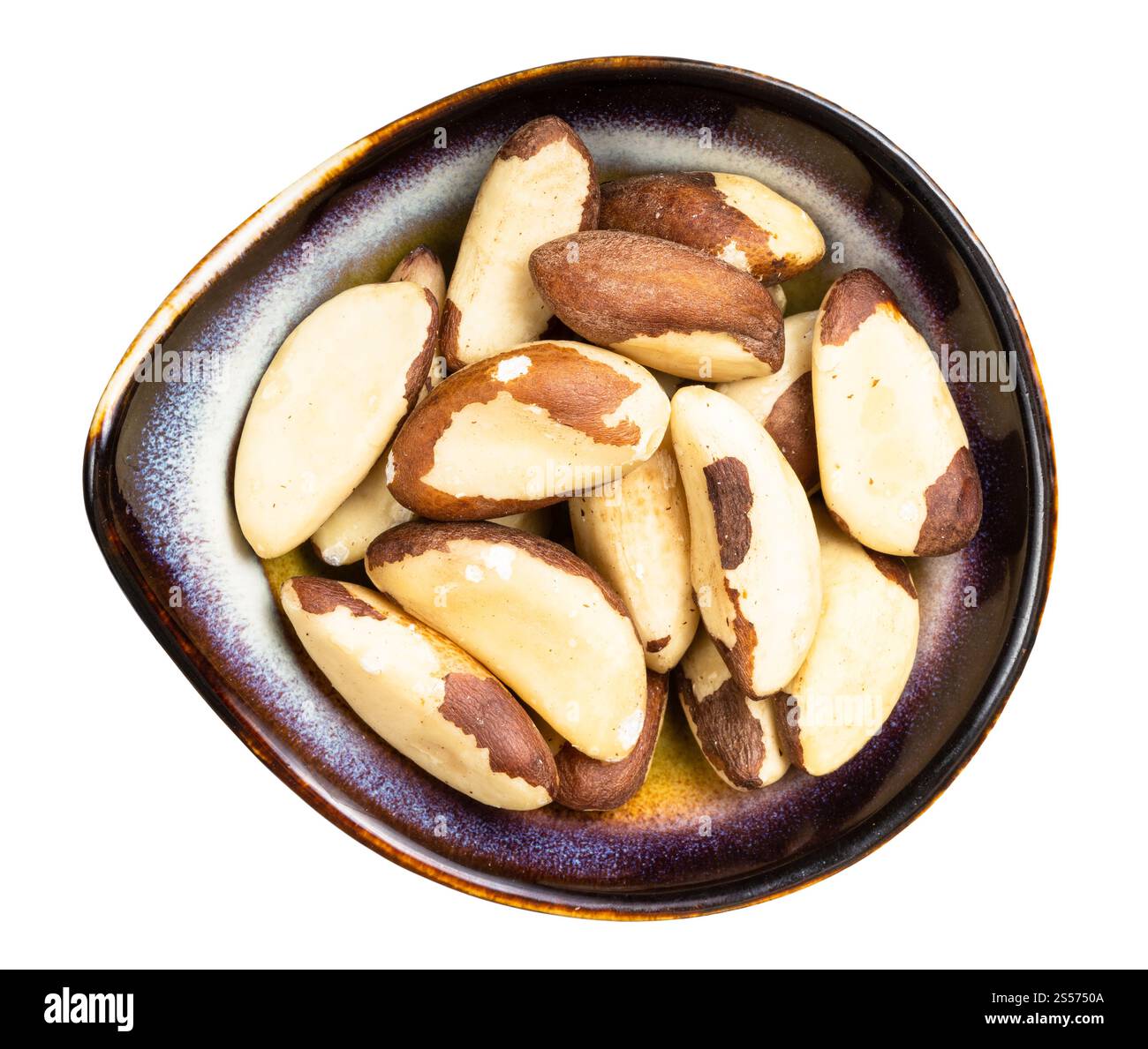 Draufsicht auf rohe paranüsse in Keramikschale isoliert Auf weißem Hintergrund Stockfoto