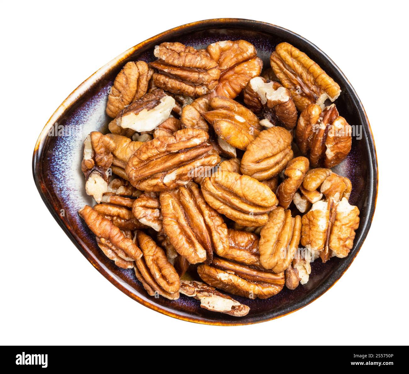 Draufsicht auf geschälte Pekannüsse in Keramikschale isoliert Auf weißem Hintergrund Stockfoto