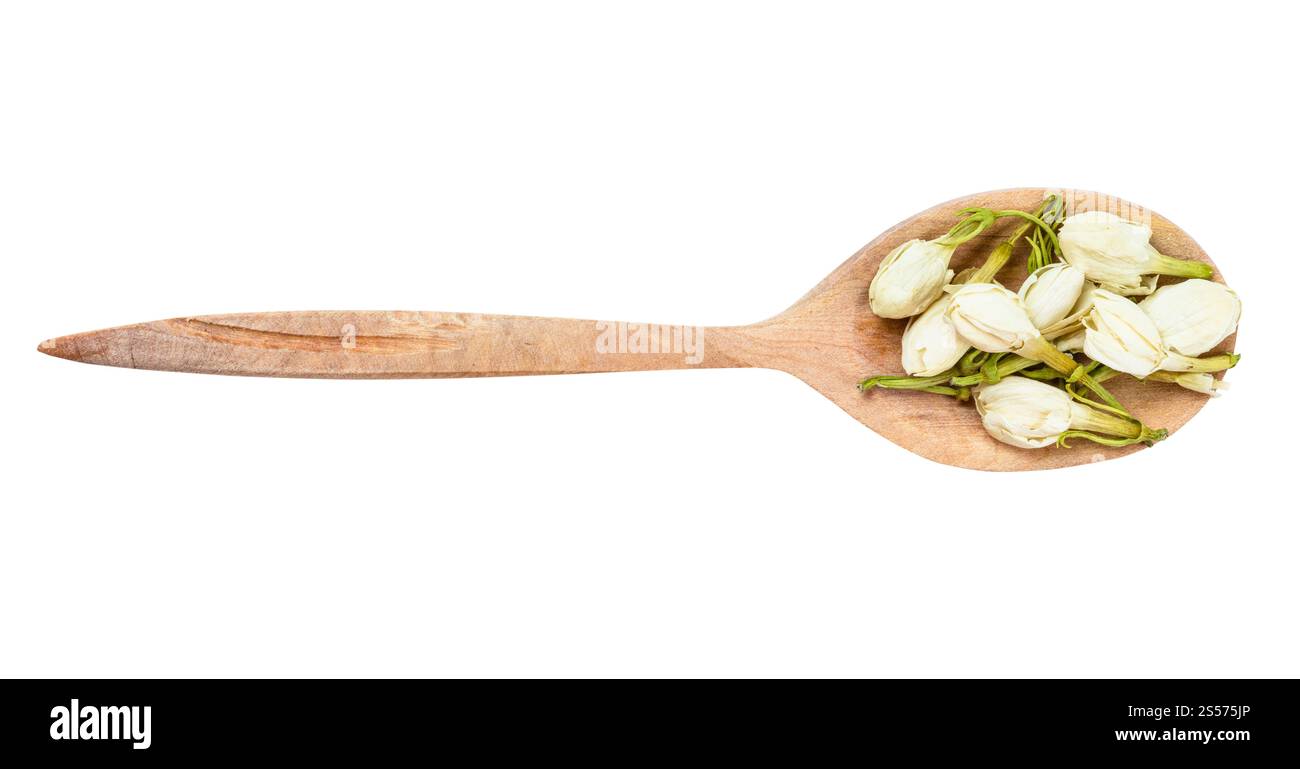 Draufsicht auf getrocknete Jasminblüten in Holzlöffel isoliert Auf weißem Hintergrund Stockfoto