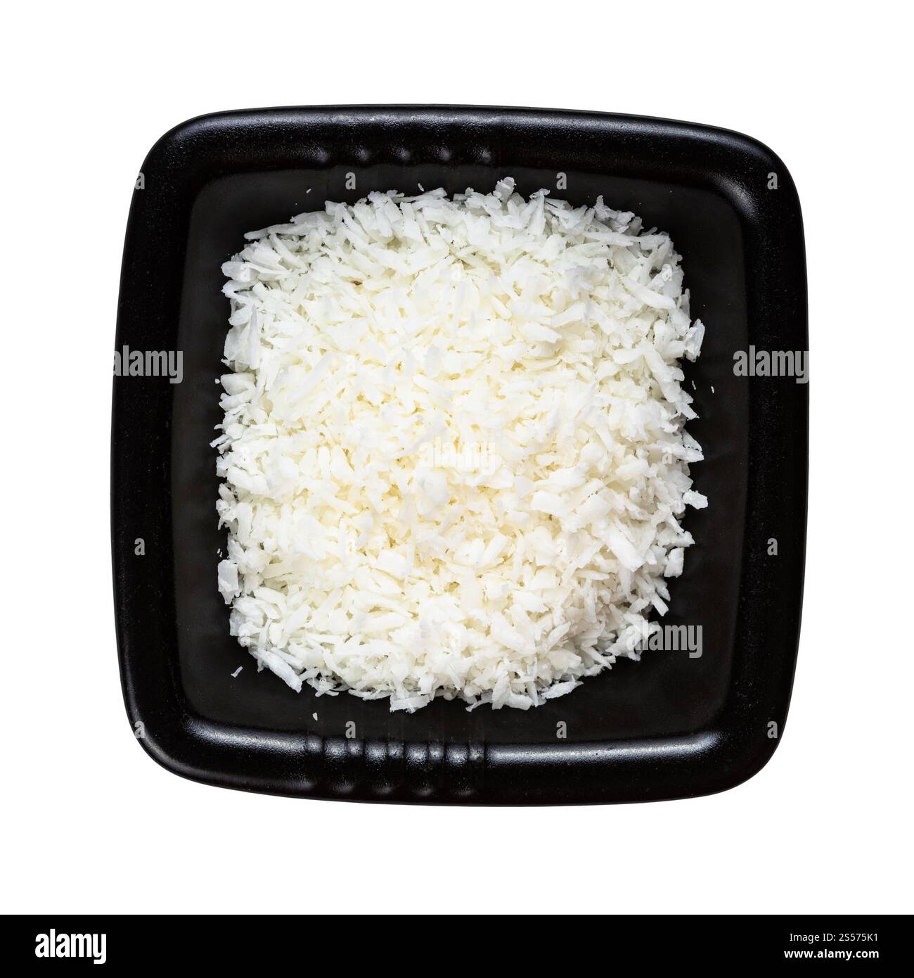 Draufsicht auf Kokosflocken in schwarzer Schüssel isoliert Weißer Hintergrund Stockfoto