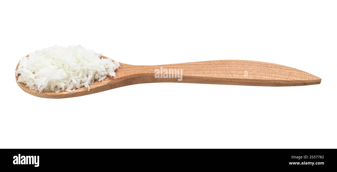 Kokosflocken in Holzlöffel isoliert auf weißem Hintergrund Stockfoto