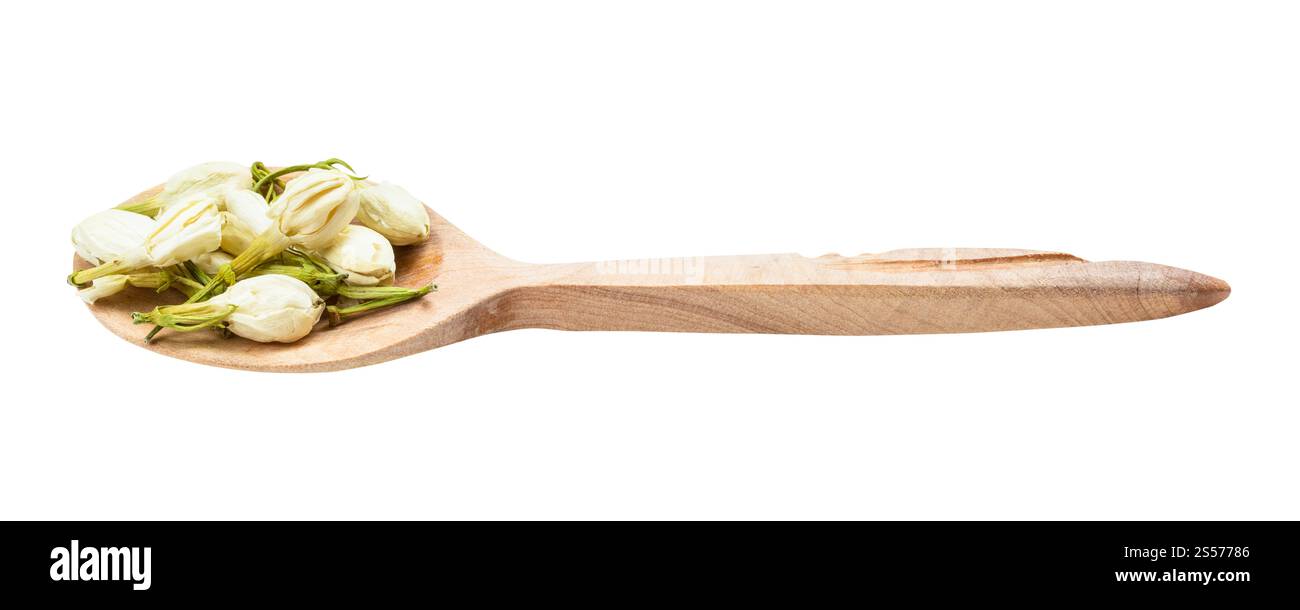 Getrocknete Jasminblüten in Holzlöffel isoliert auf weißem Hintergrund Stockfoto