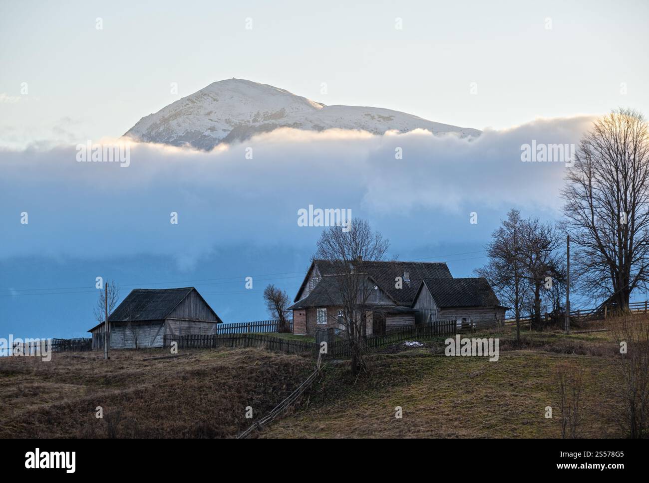 Malerischer Morgen über der Berglandschaft im Spätherbst. Ukraine, Karpaten, Petros oben in der Ferne. Friedliches Reisen, saisonal, Natur Stockfoto