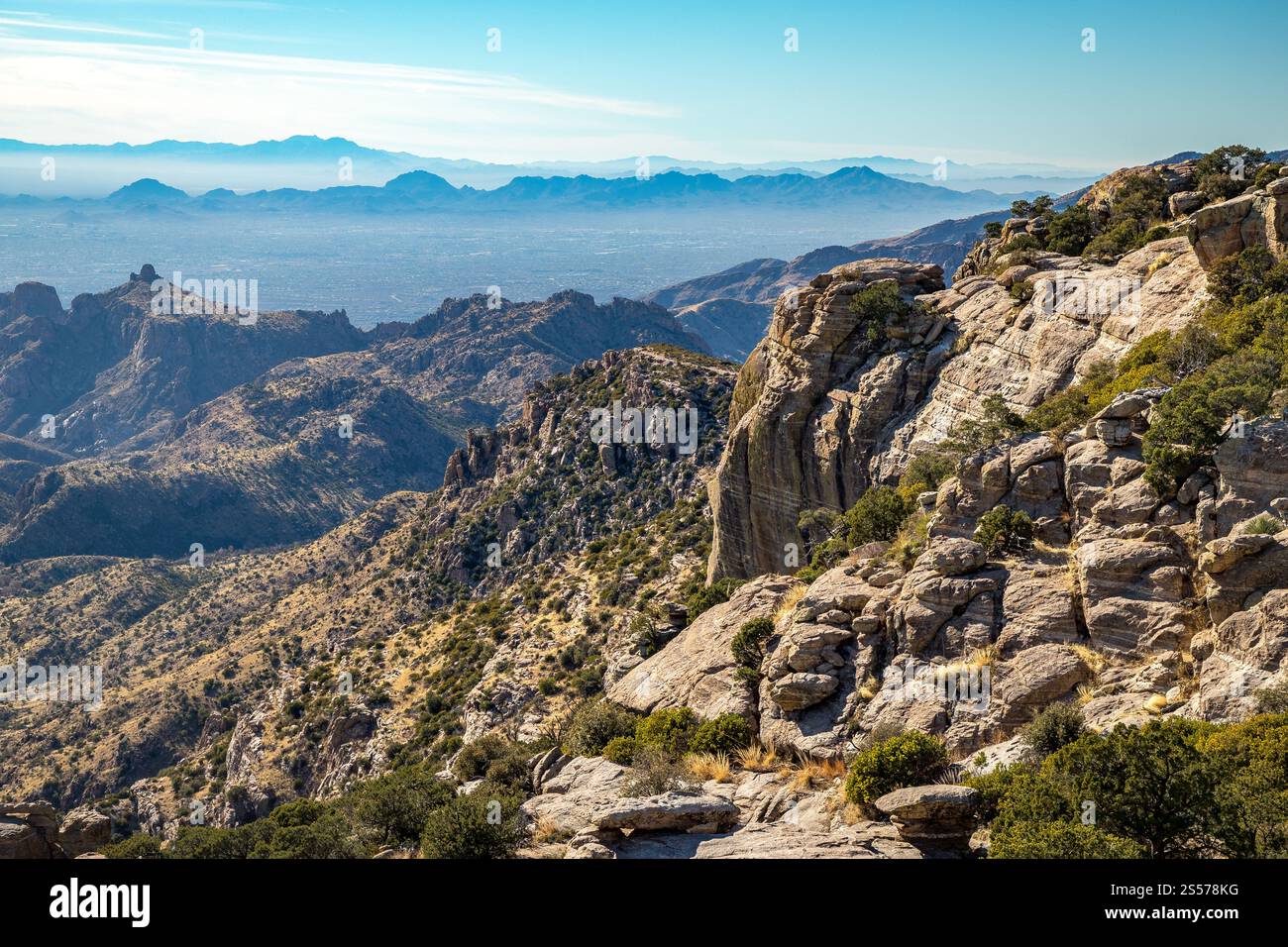 Atemberaubende ausblicke auf die Catalina Mountain Range bietet raues Gelände, Kakteen und die weitläufige Sonora-Wüste darunter. Stockfoto