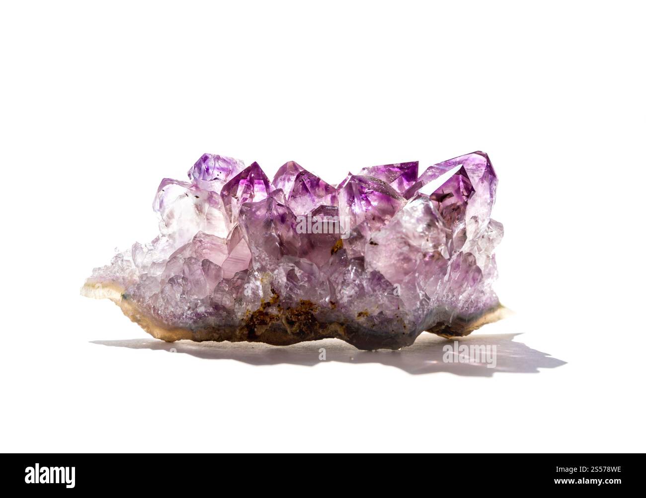 Amethyst Edelstein isoliert auf weißem Hintergrund. Amethyst-Edelstein auf weißem Hintergrund Stockfoto