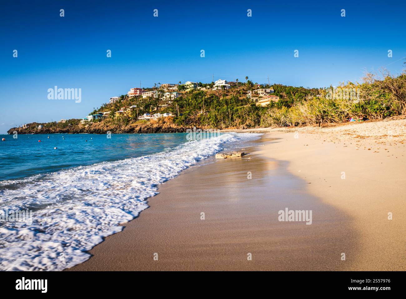 Der Strand von Hull Bay liegt am Nordufer und ist gegenüber den inneren und äußeren Brass Cays gelegen und zieht Fischer, Surfer und Strandliebhaber an. Stockfoto