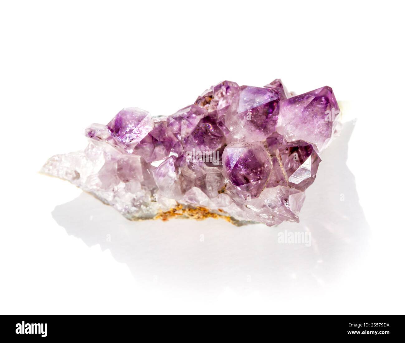 Amethyst Edelstein isoliert auf weißem Hintergrund. Amethyst-Edelstein auf weißem Hintergrund Stockfoto