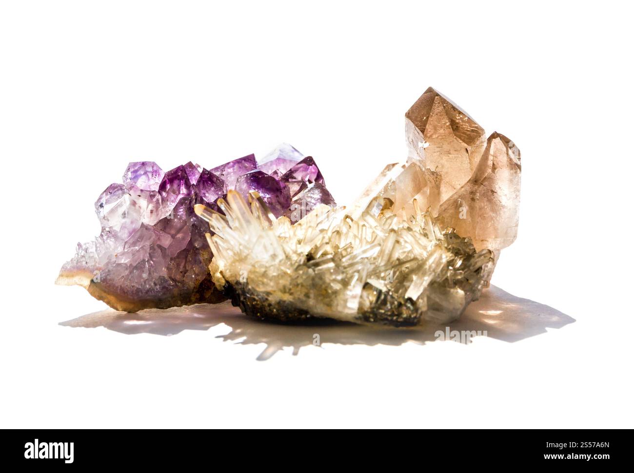 Amethyst und Quarzsteine isoliert auf weißem Hintergrund. Amethyst und Quarzsteine auf weißem Hintergrund Stockfoto