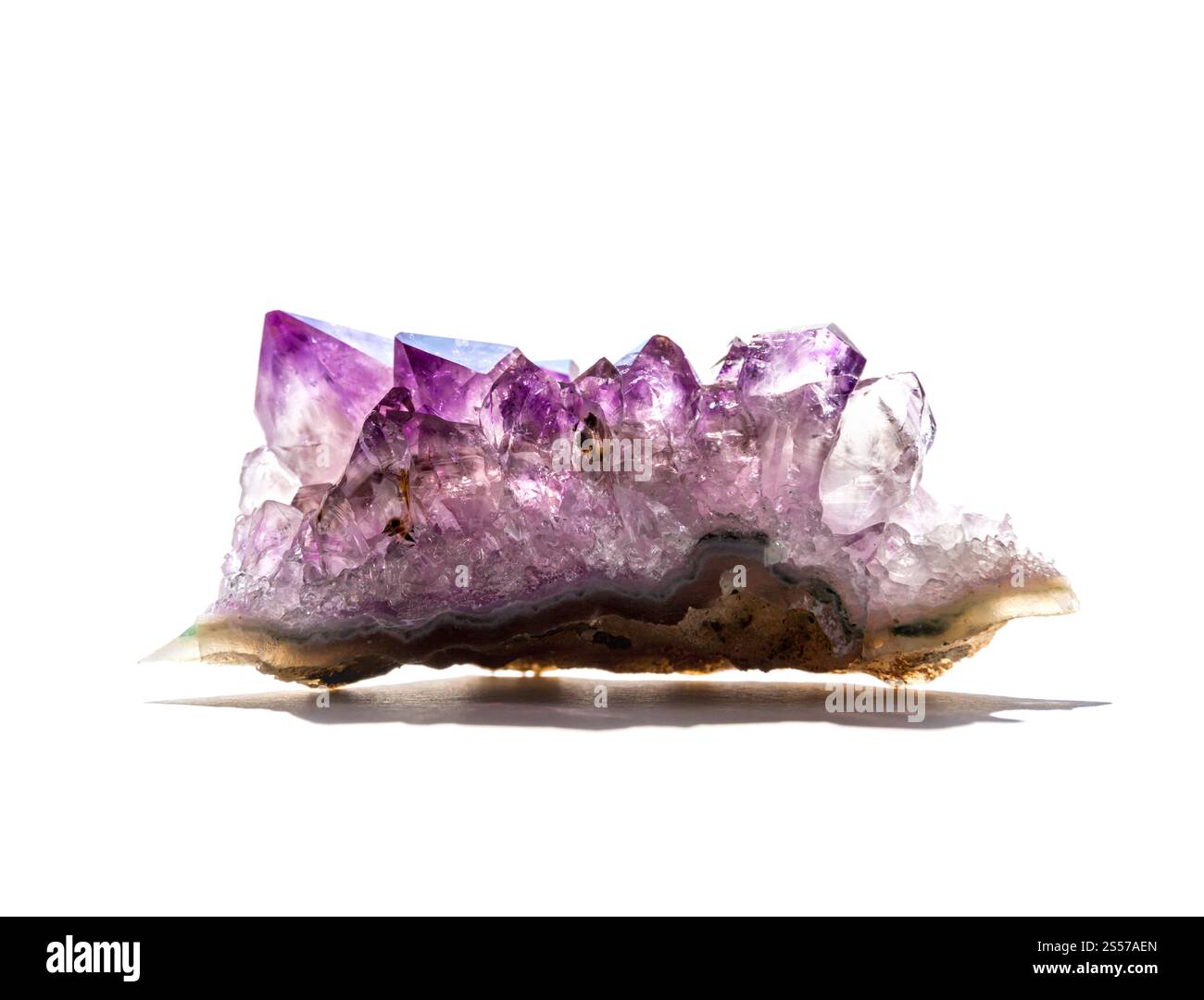 Amethyst Edelstein isoliert auf weißem Hintergrund. Amethyst-Edelstein auf weißem Hintergrund Stockfoto