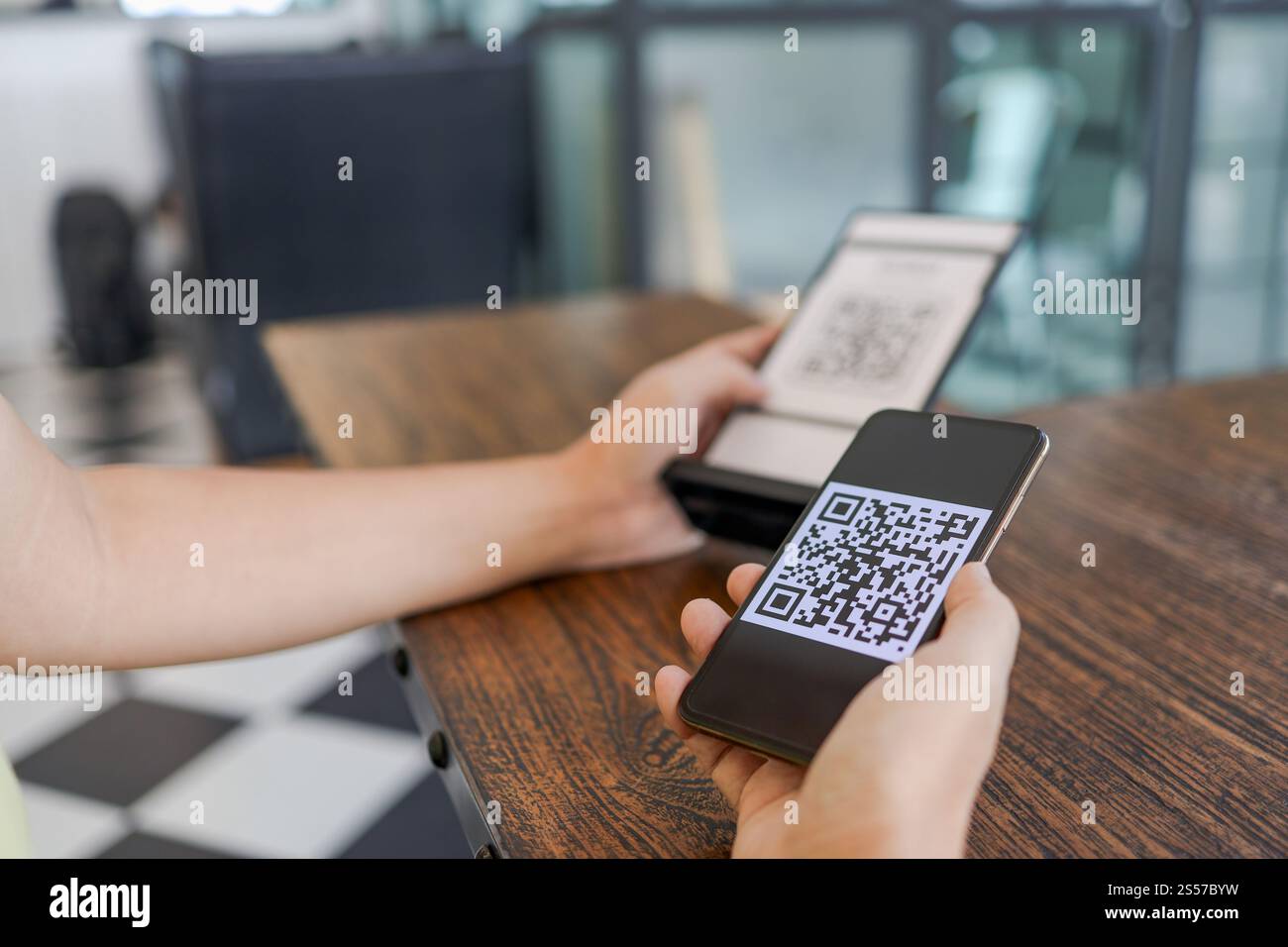 QR-Code-Zahlung. E-Wallet. Man Scanning Tag akzeptiert generiert digitale Bezahlung ohne Geld.Scannen QR Code Online Shopping Cashless Technologie Konzept Stockfoto