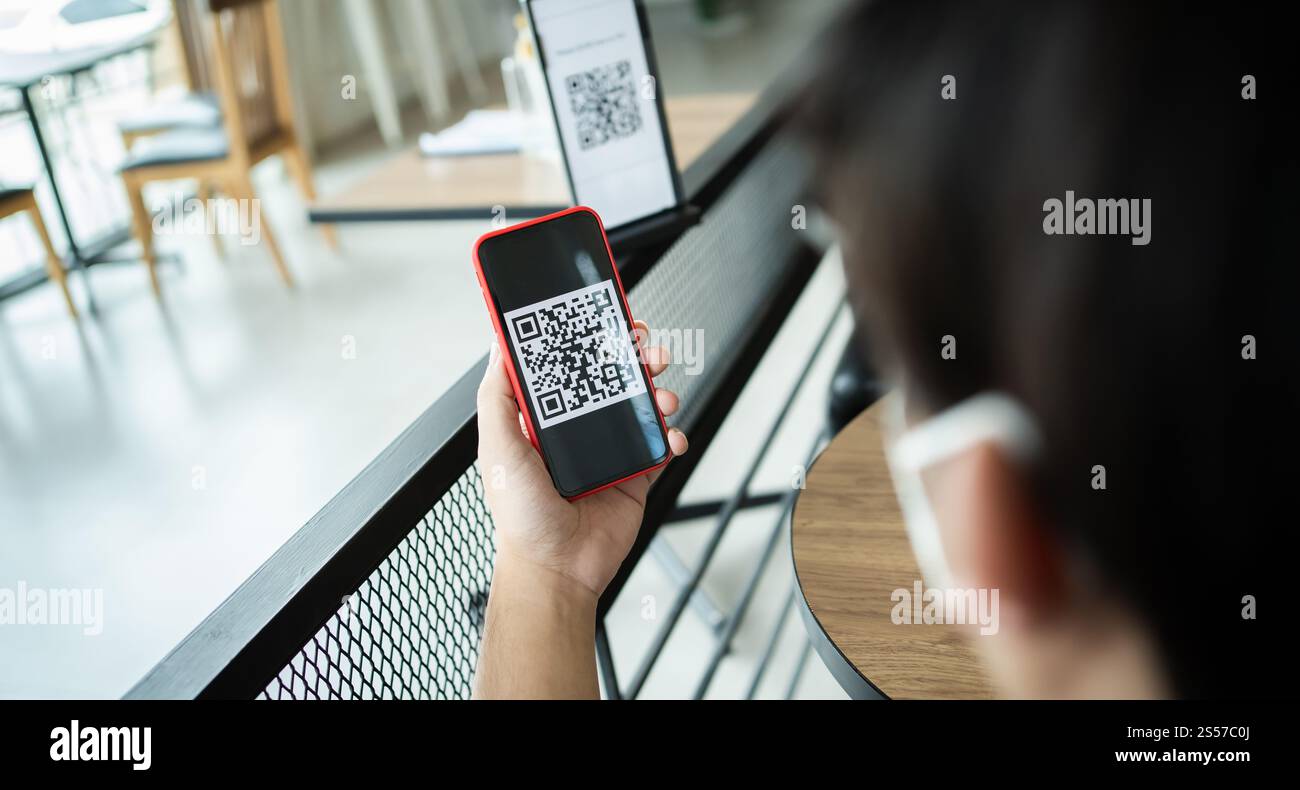 QR-Code-Zahlung. E-Wallet. Man Scanning Tag akzeptiert generieren digitale Zahlung ohne Geld.Scannen QR Code Online Shopping bargeldlose Zahlung und Stockfoto