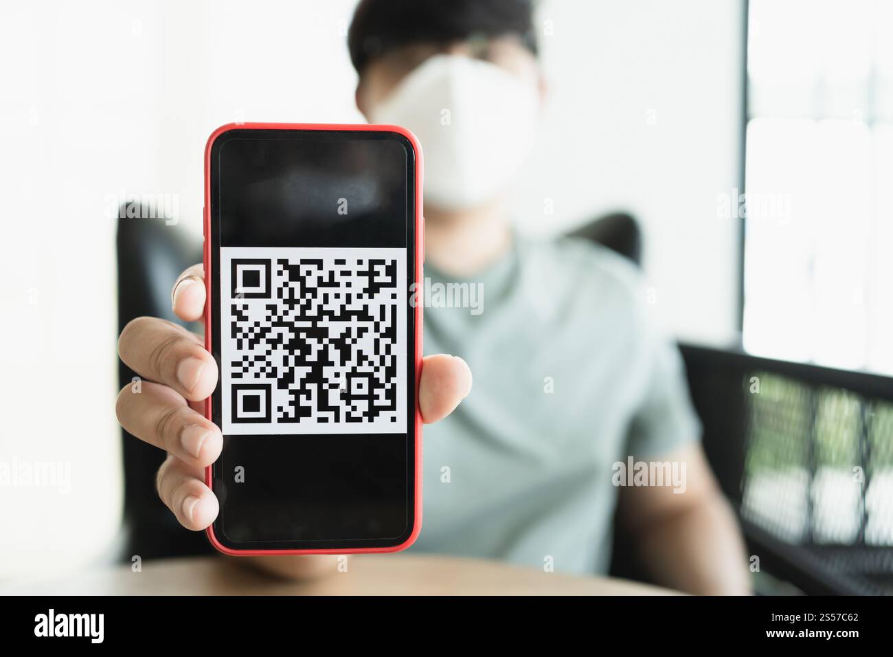 QR-Code-Zahlung. E-Wallet. Man Scanning Tag akzeptiert generieren digitale Zahlung ohne Geld.Scannen QR Code Online Shopping bargeldlose Zahlung und Stockfoto