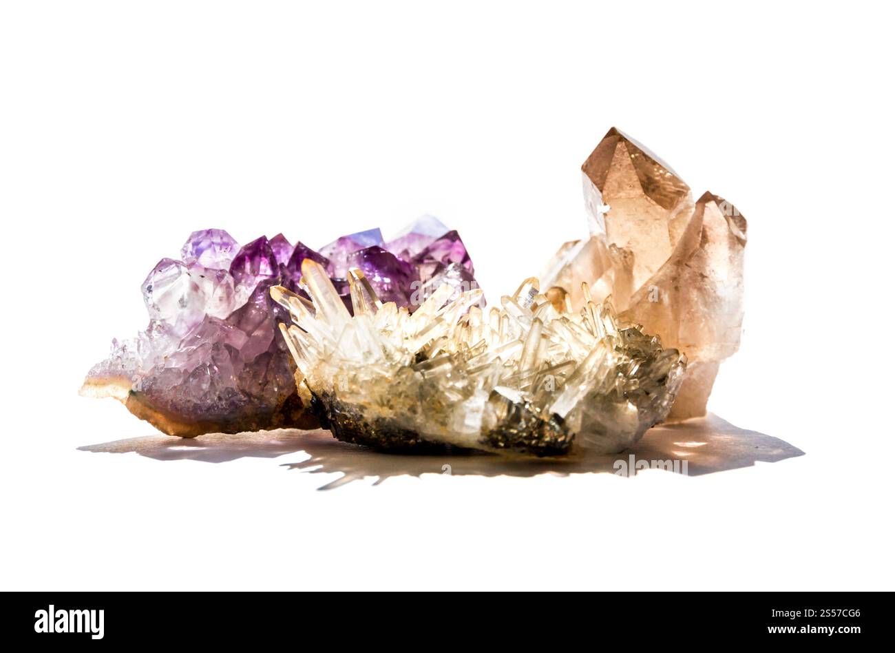 Amethyst und Quarzsteine isoliert auf weißem Hintergrund. Amethyst und Quarzsteine auf weißem Hintergrund Stockfoto