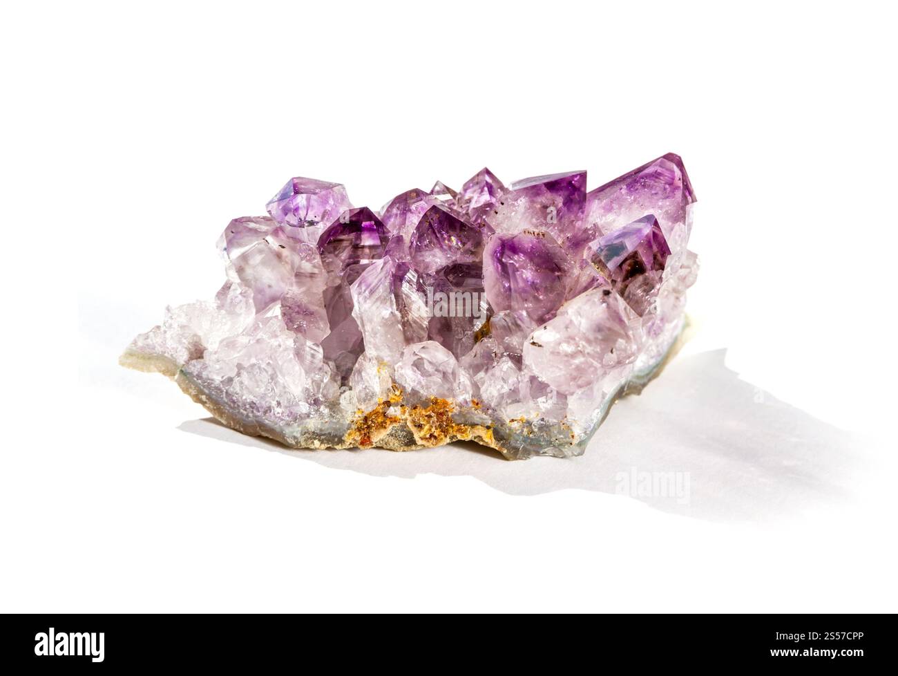 Amethyst Edelstein isoliert auf weißem Hintergrund. Amethyst-Edelstein auf weißem Hintergrund Stockfoto