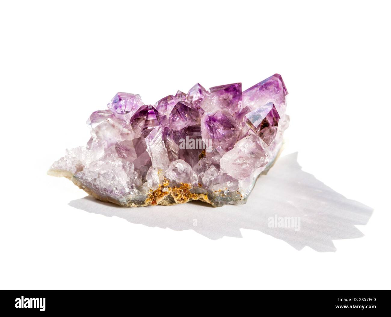Amethyst Edelstein isoliert auf weißem Hintergrund. Amethyst-Edelstein auf weißem Hintergrund Stockfoto
