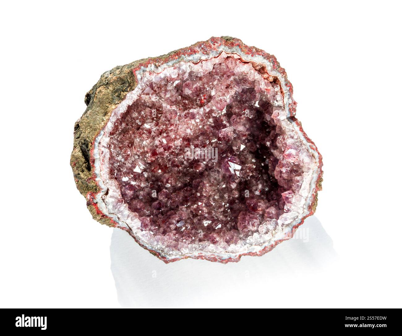 Amethyst Edelstein isoliert auf weißem Hintergrund. Amethyst-Edelstein auf weißem Hintergrund Stockfoto