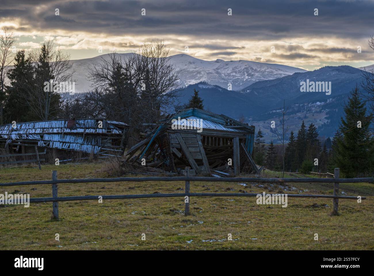 Bergkulisse vor Sonnenuntergang im Spätherbst mit schneebedeckten Spitzen in der Ferne. Malerische Reise-, saisonale Natur- und Landschaftsschönheitsszene. Stockfoto