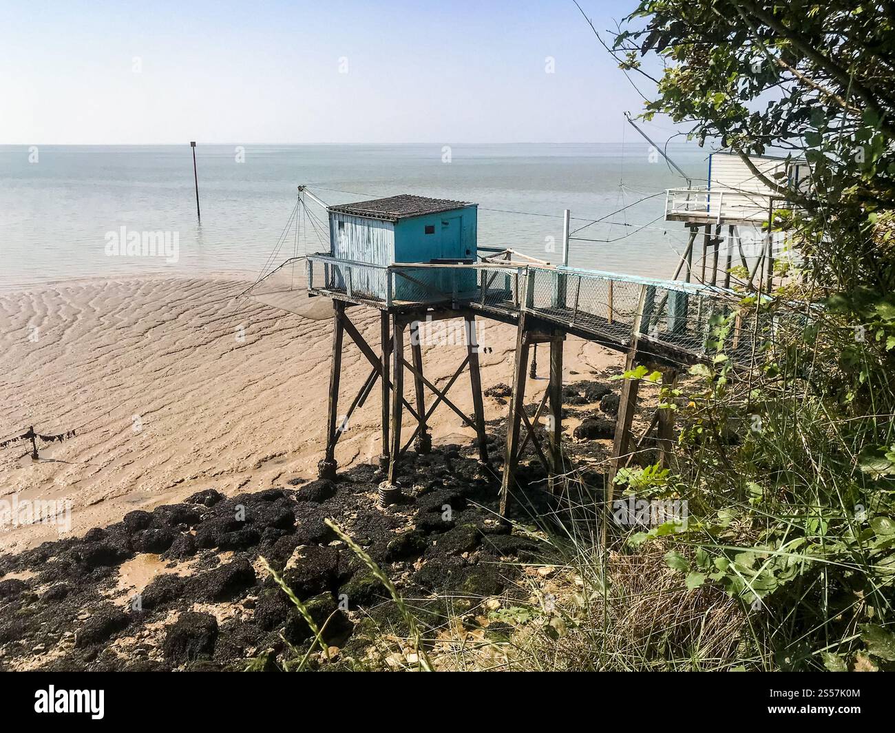 Traditionelle Fischerhütte und Netz - Carrelet - in Talmont sur Gironde, Frankreich. Traditionelle Fischerhütte und Netz - Carrelet - Talmont sur Gironde, Stockfoto