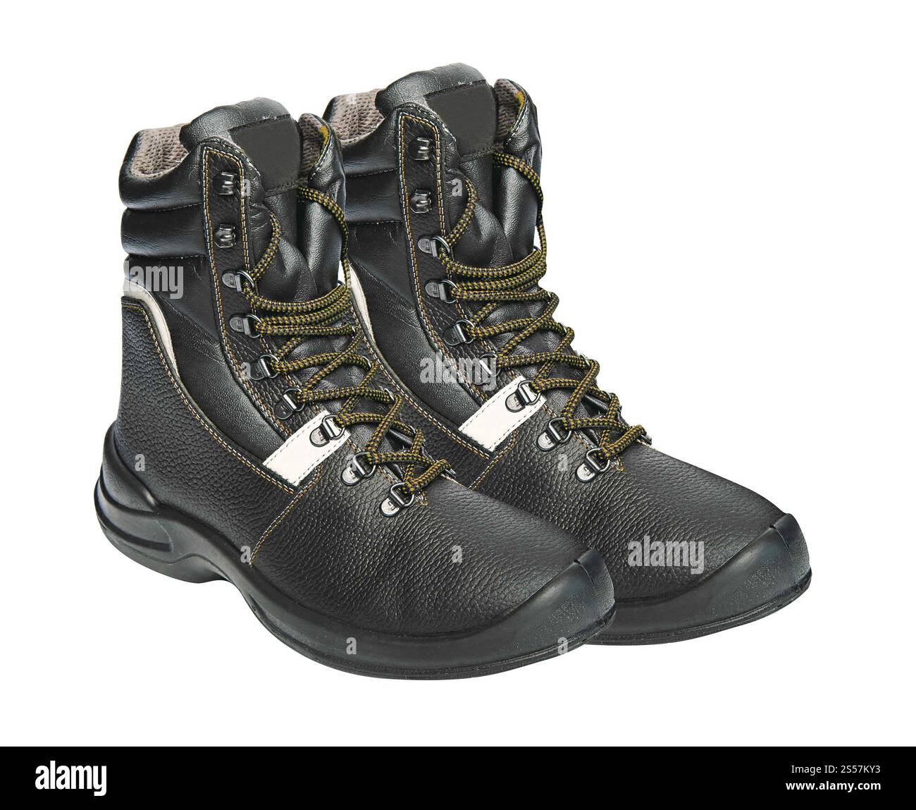 Die hohen schwarzen Lederstiefel isoliert auf weißem Hintergrund. Die hohen schwarzen Lederstiefel Stockfoto