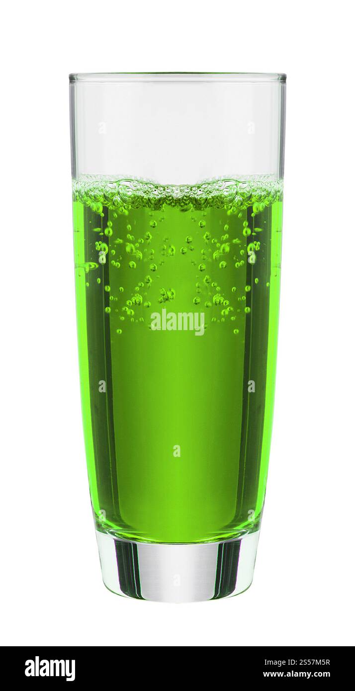 Softdrinks mit grünem Fruchtgeschmack und Soda-Wasser isoliert auf weißem Hintergrund. Alkoholfreie Getränke mit grünem Fruchtgeschmack und Soda-Wasser Stockfoto