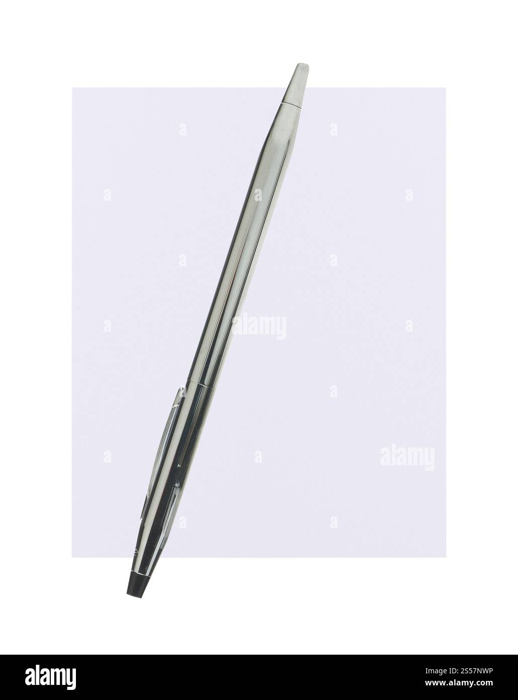 Leeres Papier mit Stift isoliert auf weißem Hintergrund. Leeres Papier mit isoliertem Stift auf weiß Stockfoto