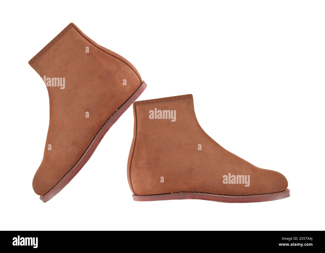 Braune Wildlederschuhe isoliert auf weißem Hintergrund Stockfoto