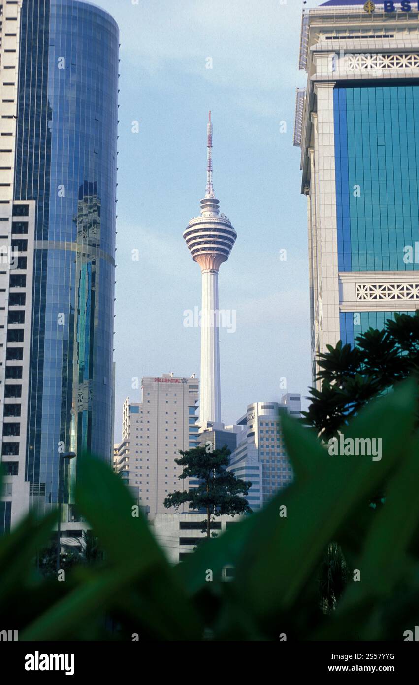 Der KL Tower und der Kommunikationsturm in der Stadt Kuala Lumpur in Malaysia. Malaysia, Kuala Lumpur, Januar 2003 Stockfoto