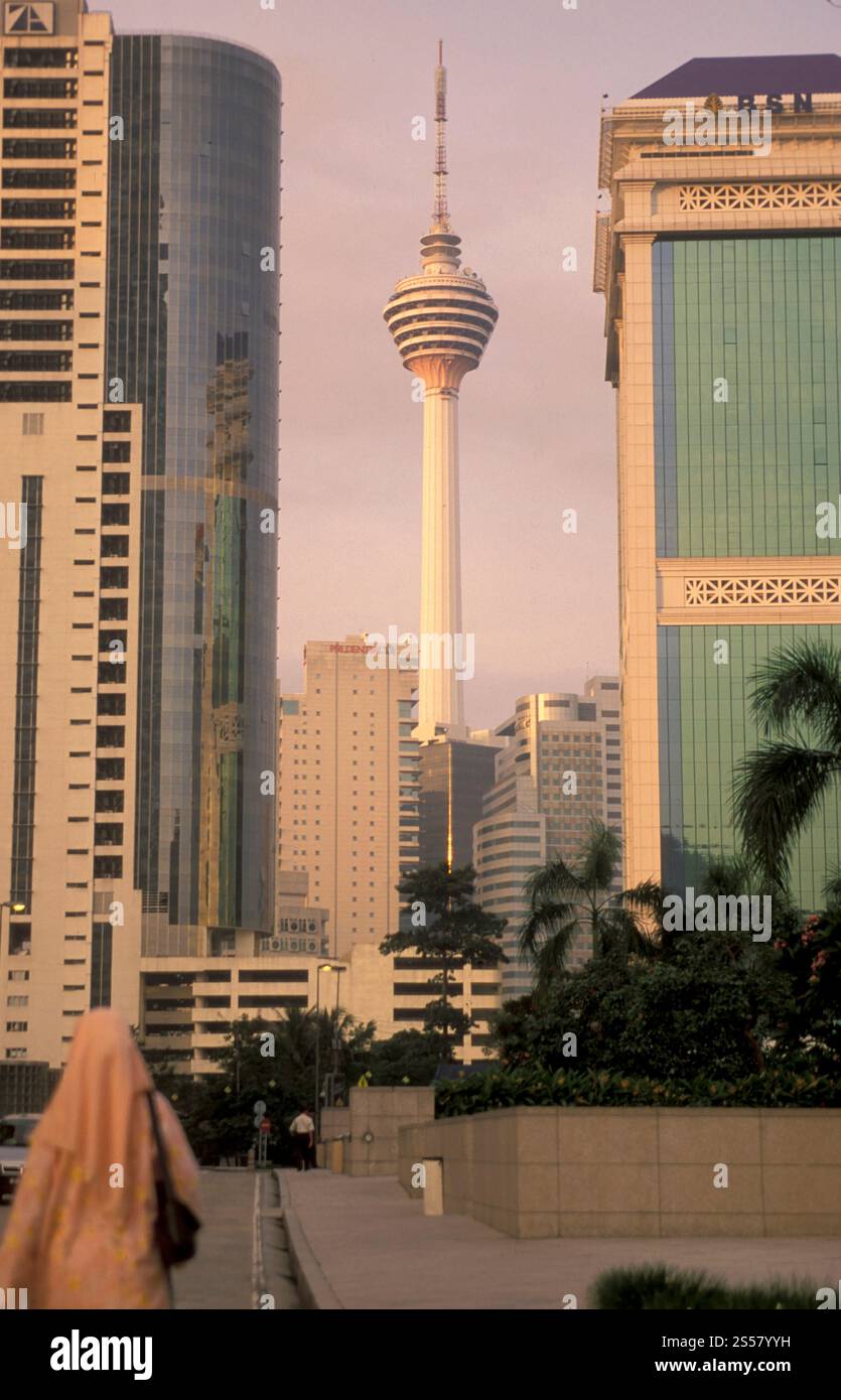 Der KL Tower und der Kommunikationsturm in der Stadt Kuala Lumpur in Malaysia. Malaysia, Kuala Lumpur, Januar 2003 Stockfoto