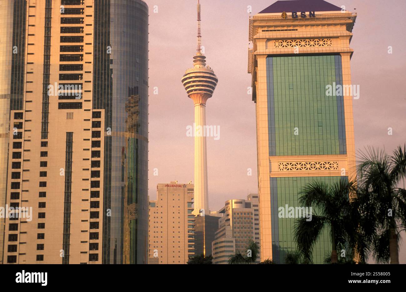 Der KL Tower und der Kommunikationsturm in der Stadt Kuala Lumpur in Malaysia. Malaysia, Kuala Lumpur, Januar 2003 Stockfoto