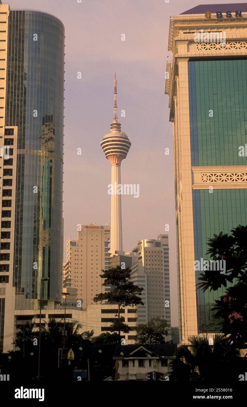 Der KL Tower und der Kommunikationsturm in der Stadt Kuala Lumpur in Malaysia. Malaysia, Kuala Lumpur, Januar 2003 Stockfoto