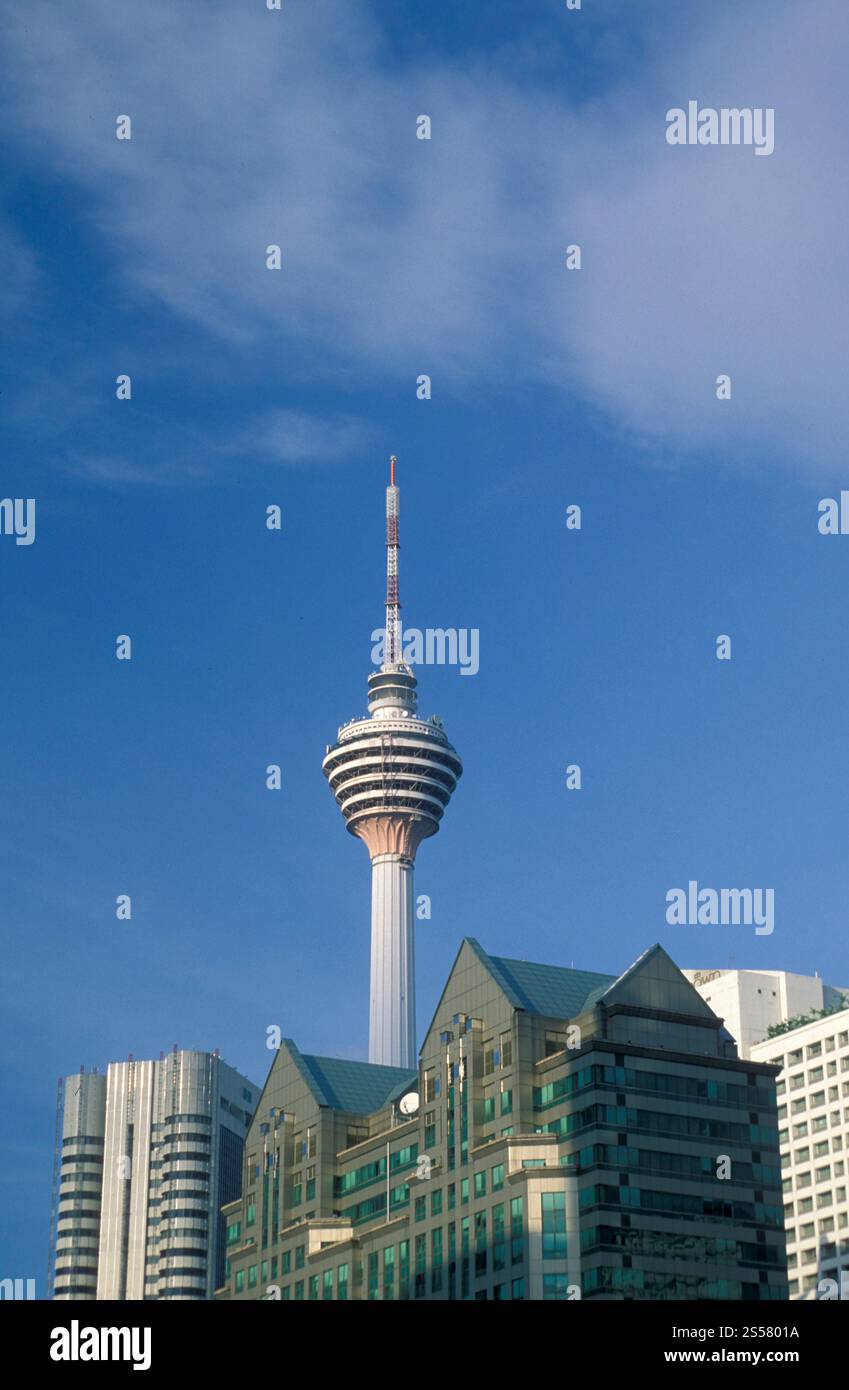Der KL Tower und der Kommunikationsturm in der Stadt Kuala Lumpur in Malaysia. Malaysia, Kuala Lumpur, Januar 2003 Stockfoto