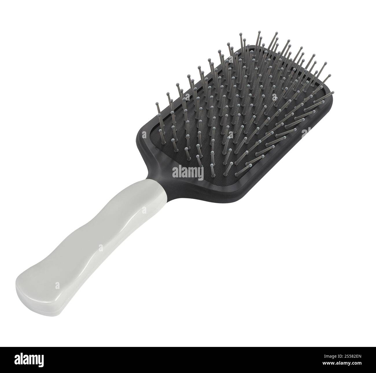 Haarbürste mit schwarzem Griff isoliert auf weiß. Haarbürste mit schwarzem Griff Stockfoto