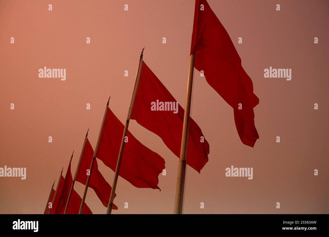 Rote Flagge der Kommunistischen Partei Chinas auf dem Platz des Himmlischen Friedens in Peking in China. China, Peking, Oktober 1997 Stockfoto
