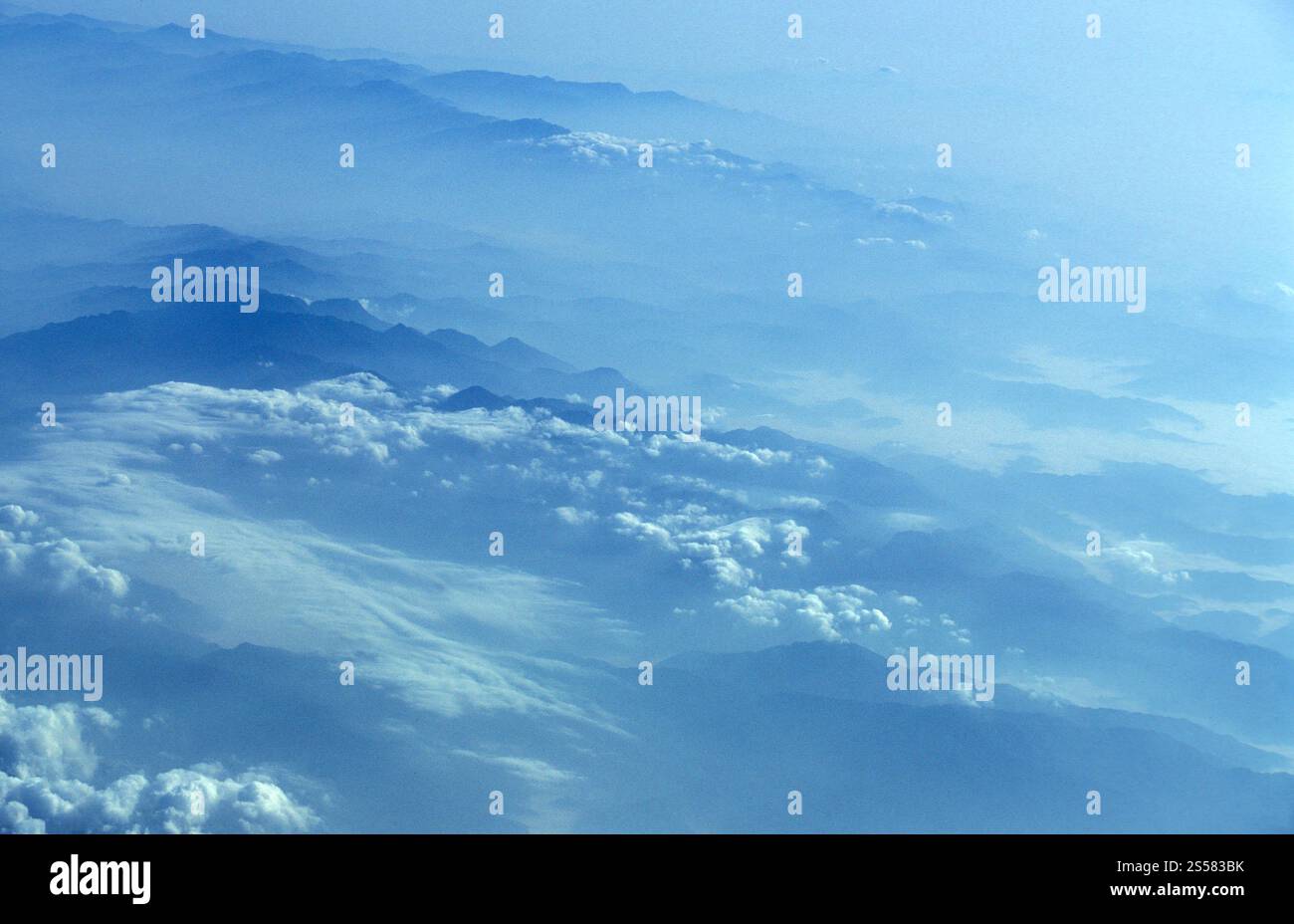 Ein Blick aus einem Flugzeug über die Berge von Westchina. China, Peking, Oktober 1997 Stockfoto