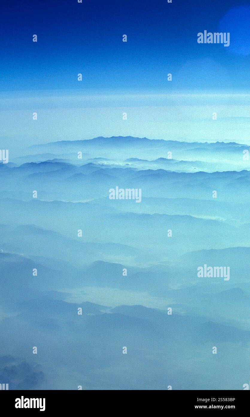 Ein Blick aus einem Flugzeug über die Berge von Westchina. China, Peking, Oktober 1997 Stockfoto