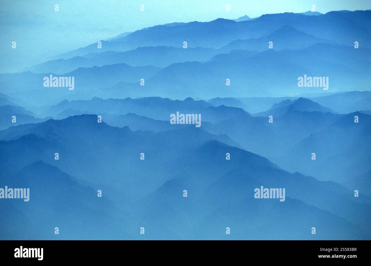 Ein Blick aus einem Flugzeug über die Berge von Westchina. China, Peking, Oktober 1997 Stockfoto