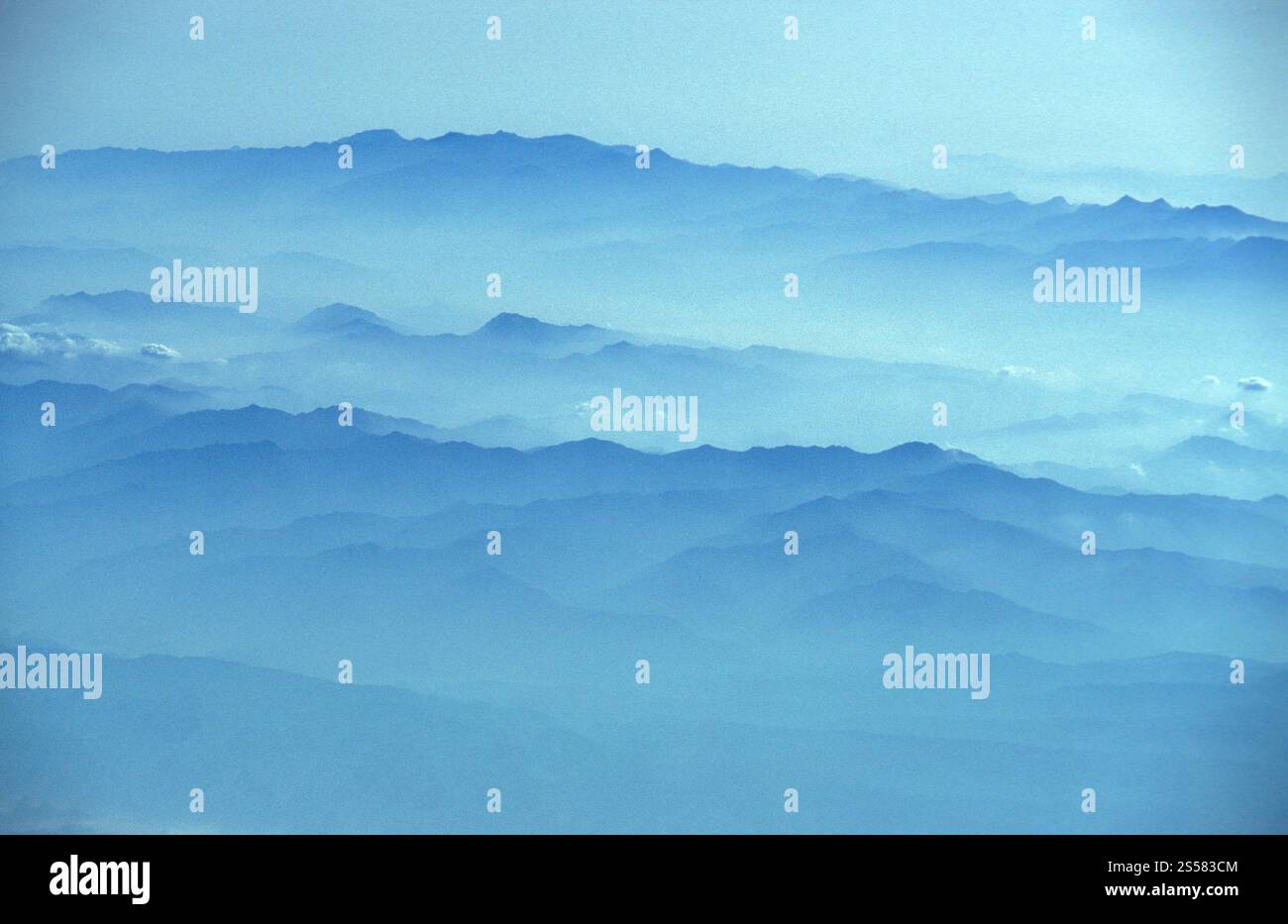 Ein Blick aus einem Flugzeug über die Berge von Westchina. China, Peking, Oktober 1997 Stockfoto