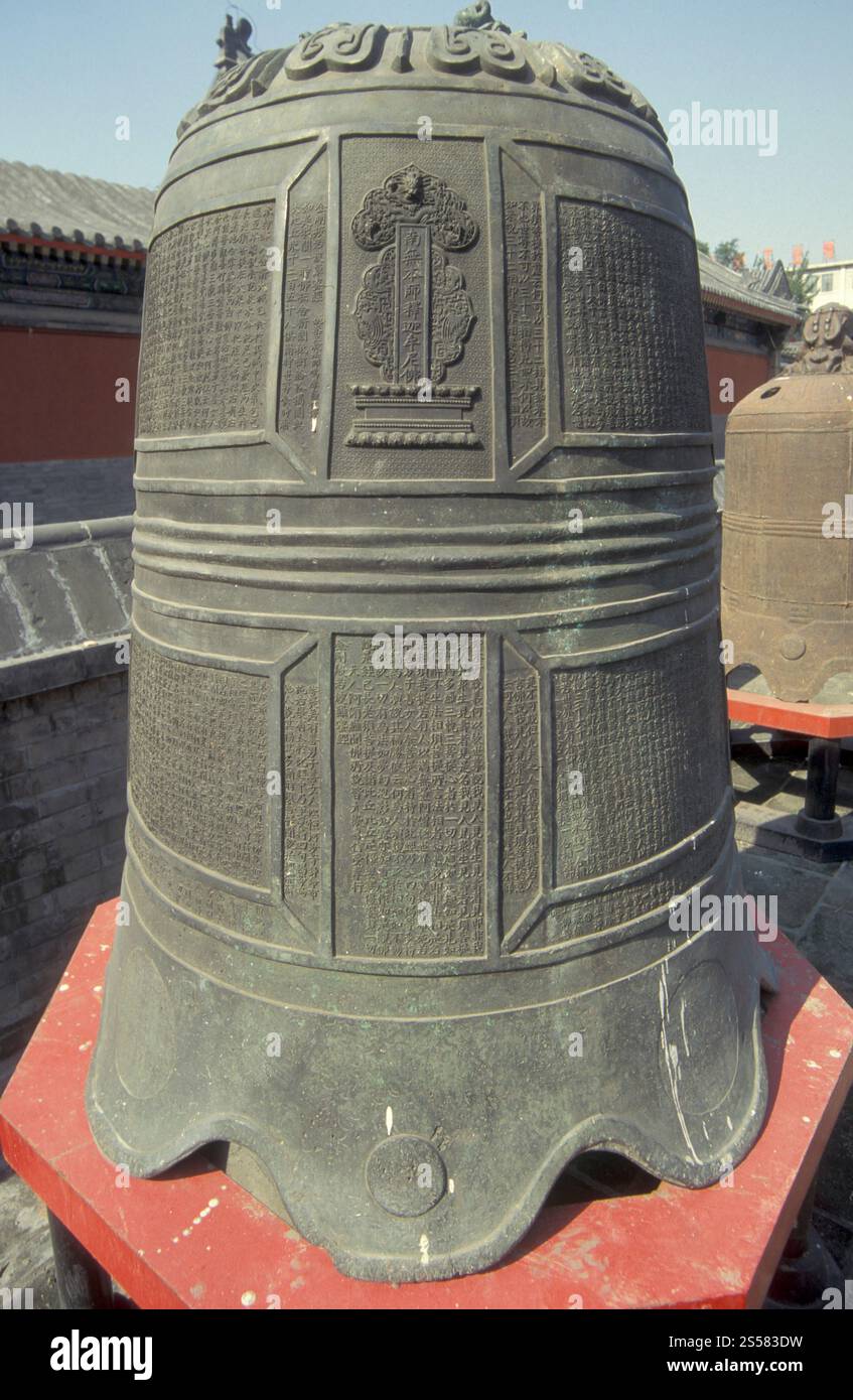 Eine große traditionelle Glocke im Kaiserpalast innerhalb der Verbotenen Stadt und der Kaiserpalast auf dem Platz des Himmlischen Friedens in Peking in China. Stockfoto