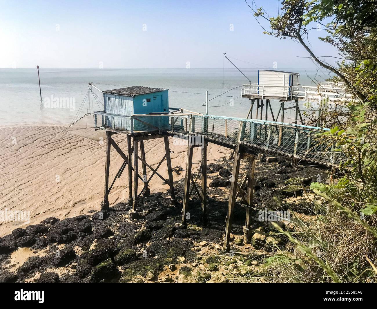 Traditionelle Fischerhütte und Netz - Carrelet - in Talmont sur Gironde, Frankreich. Traditionelle Fischerhütte und Netz - Carrelet - Talmont sur Gironde, Stockfoto