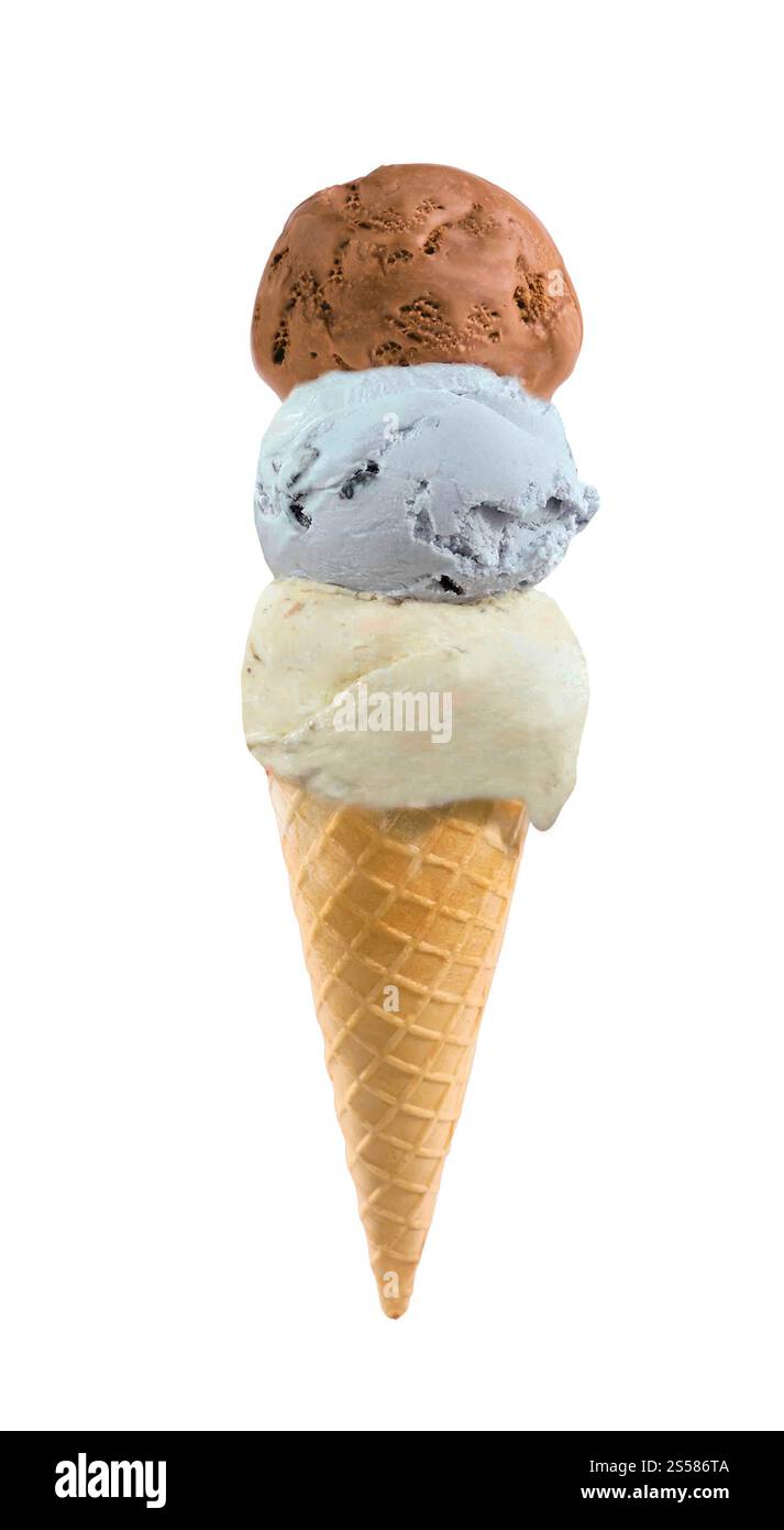 Drei verschiedene Eissorten mit Kegel auf weißem Hintergrund Stockfoto