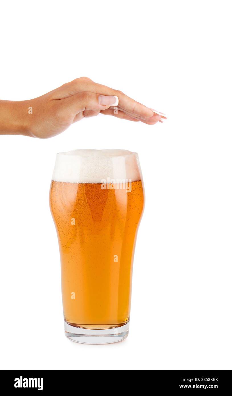 Hand ablehnen ein Glas Bier - Konzept stoppen Alkoholismus. Ein Glas Bier von Hand wegwerfen Stockfoto