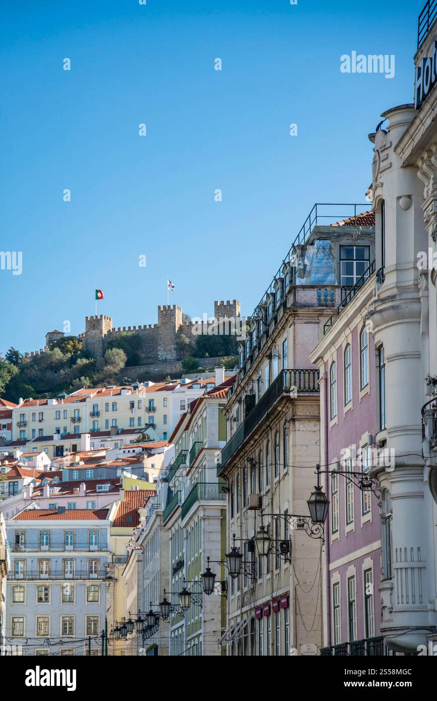 Die Burg von Sao Jorge mit Blick auf die Stadt Baixa in der Stadt Lissabon in Portugal. Portugal, Lissabon, Oktober 2021 Stockfoto